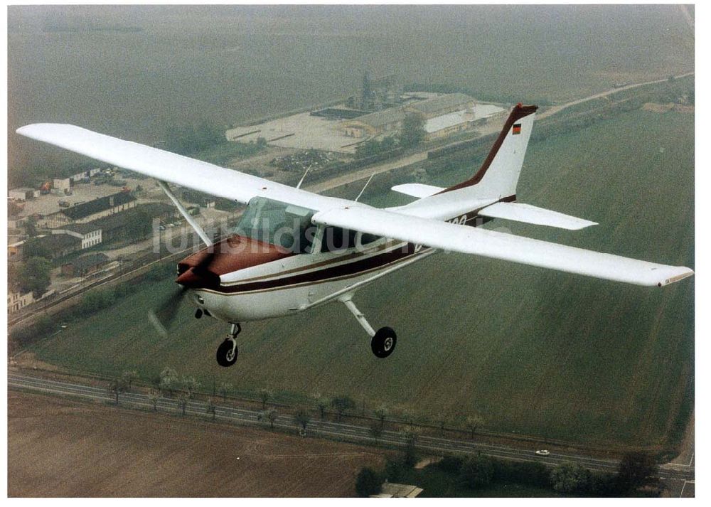 Magdeburg / SA von oben - Cessna 172 bei schlechten Wetterbedingungen im Anflug auf den Flugplatz Magdeburg