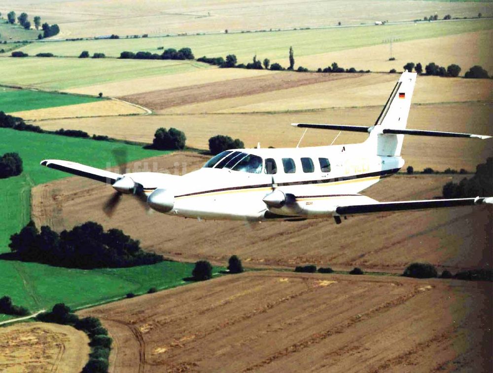 Leipzig von oben - Cessna 310 beim Anflug auf den Flughafen Leipzig