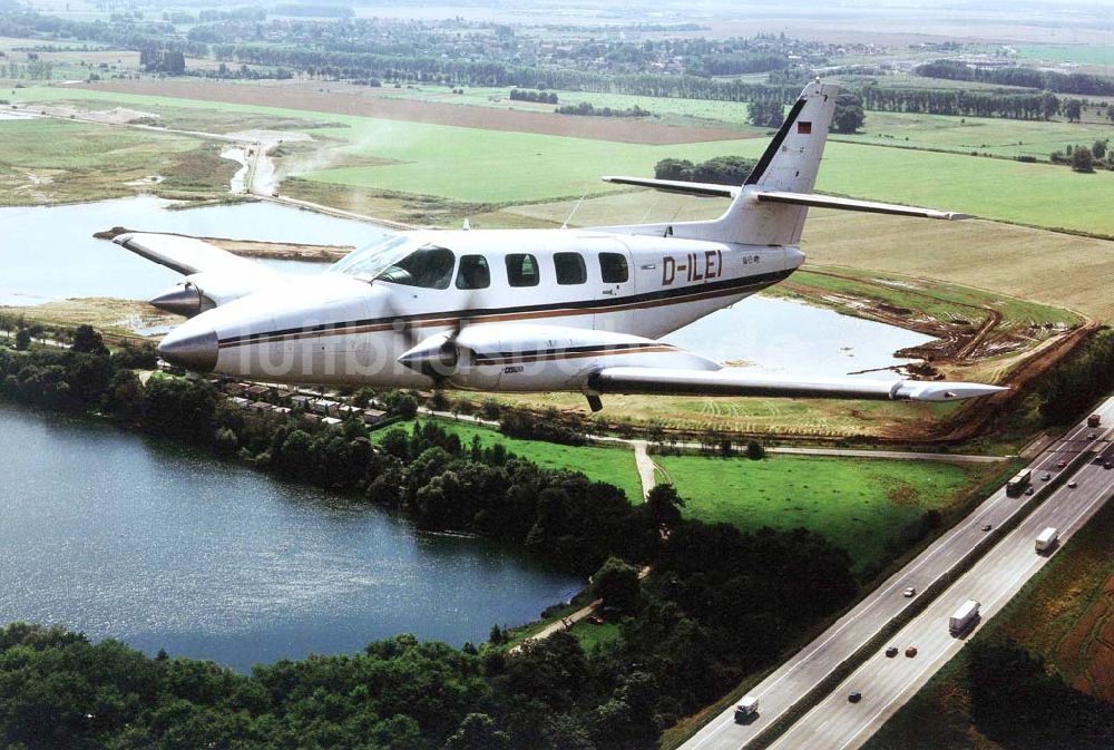 Leipzig aus der Vogelperspektive: Cessna 310 beim Anflug auf den Flughafen Leipzig