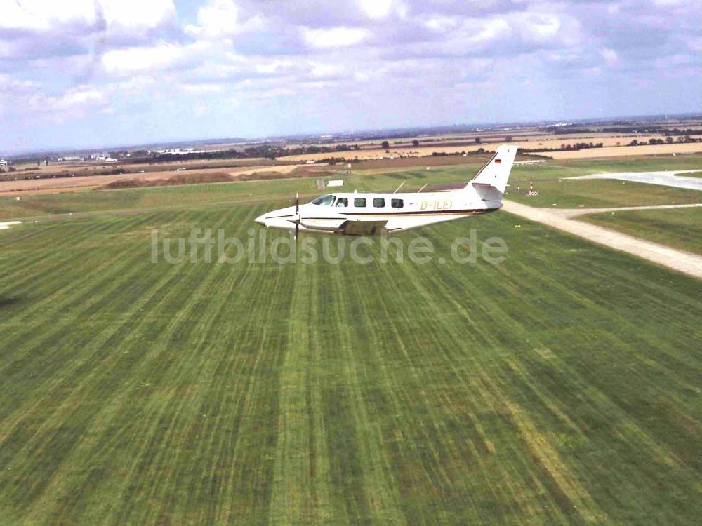 Luftaufnahme Leipzig - Cessna 310 beim Anflug auf den Flughafen Leipzig