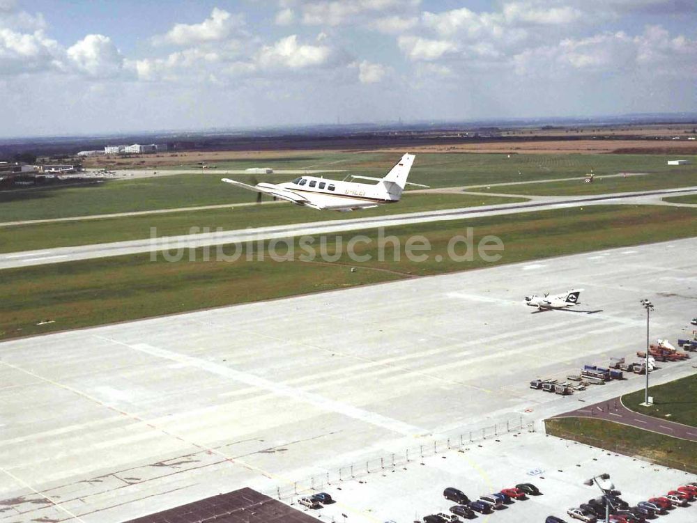 Leipzig von oben - Cessna 310 beim Anflug auf den Flughafen Leipzig