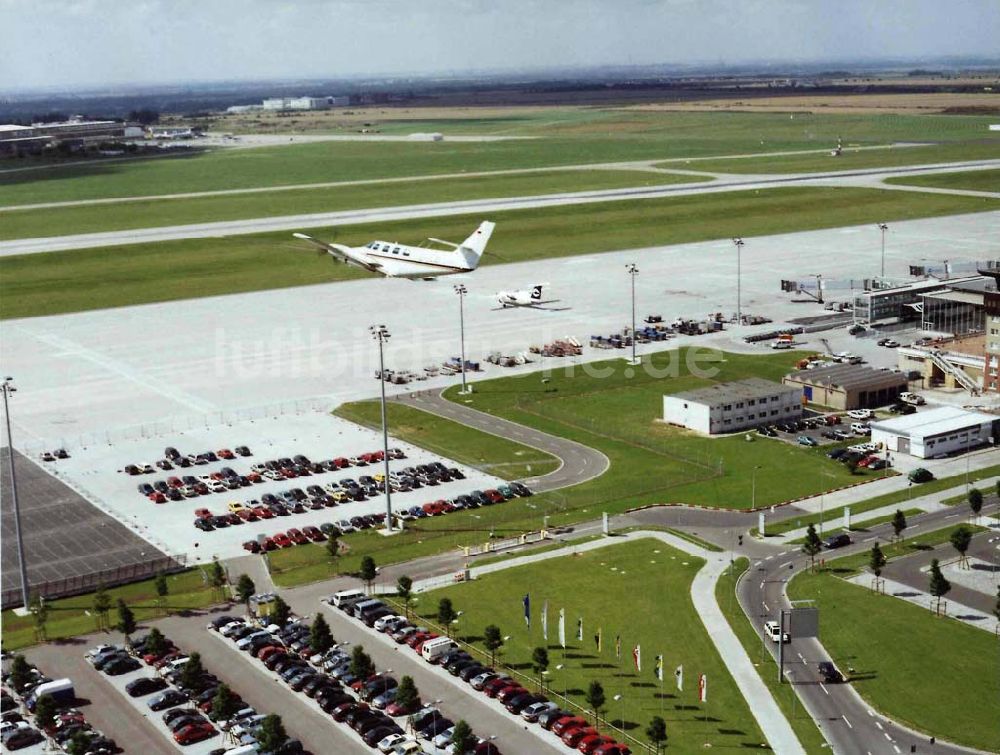 Leipzig aus der Vogelperspektive: Cessna 310 beim Anflug auf den Flughafen Leipzig