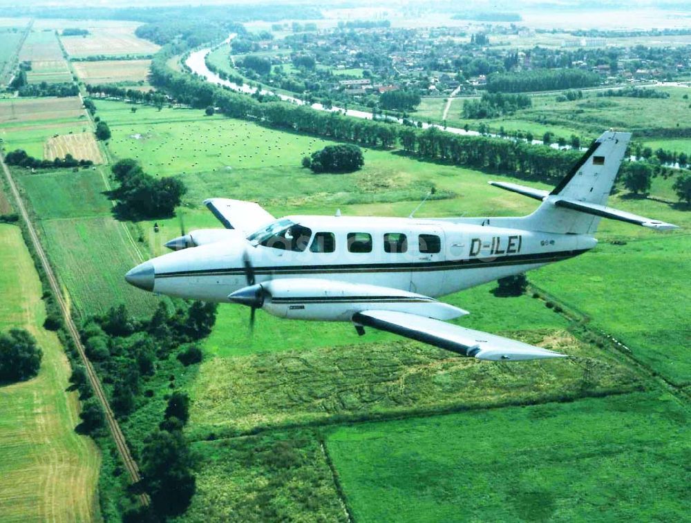 Luftbild Leipzig - Cessna 310 beim Anflug auf den Flughafen Leipzig