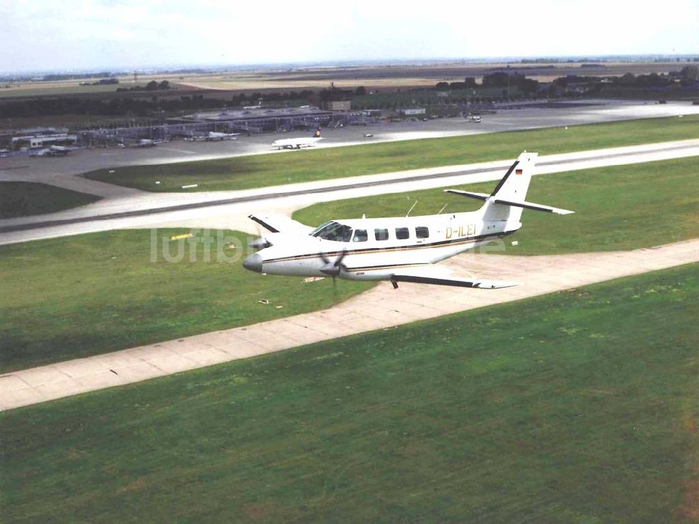 Luftaufnahme Leipzig - Cessna 310 beim Anflug auf den Flughafen Leipzig