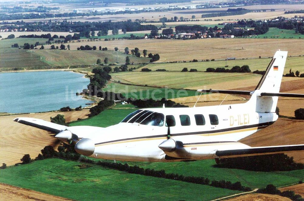 Leipzig von oben - Cessna 310 beim Anflug auf den Flughafen Leipzig