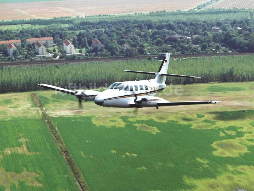 Leipzig aus der Vogelperspektive: Cessna 310 beim Anflug auf den Flughafen Leipzig