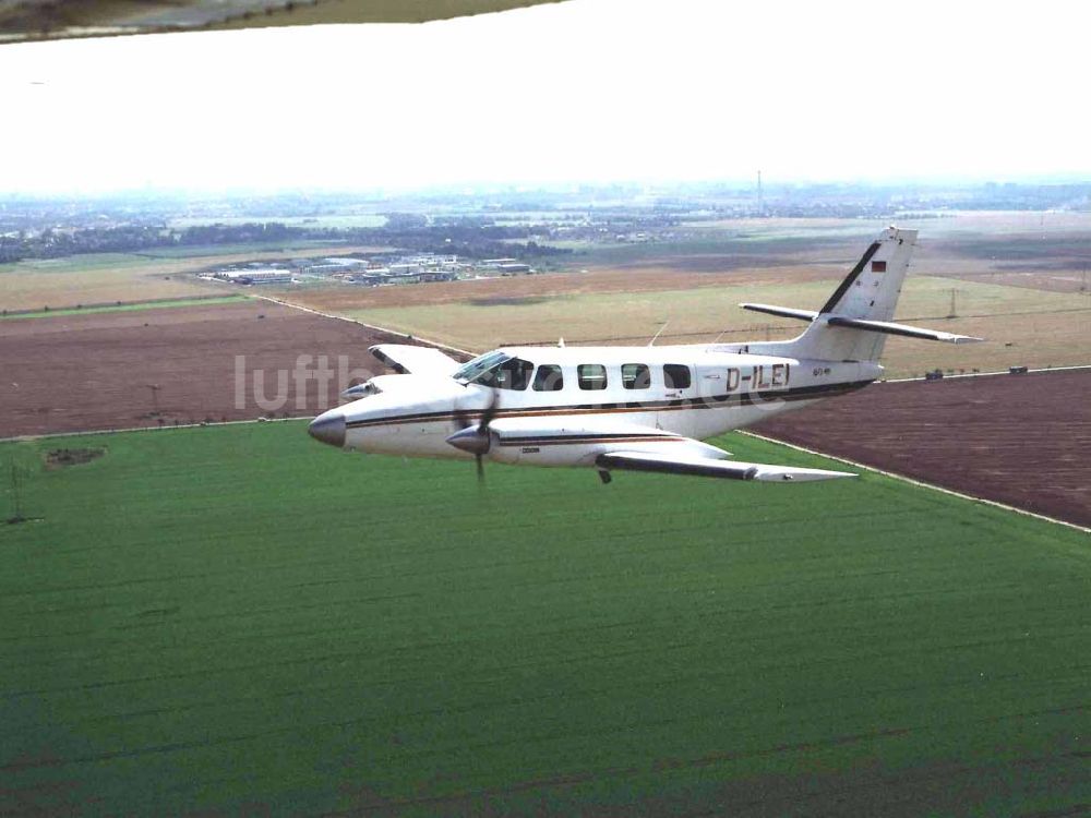 Luftbild Leipzig - Cessna 310 beim Anflug auf den Flughafen Leipzig