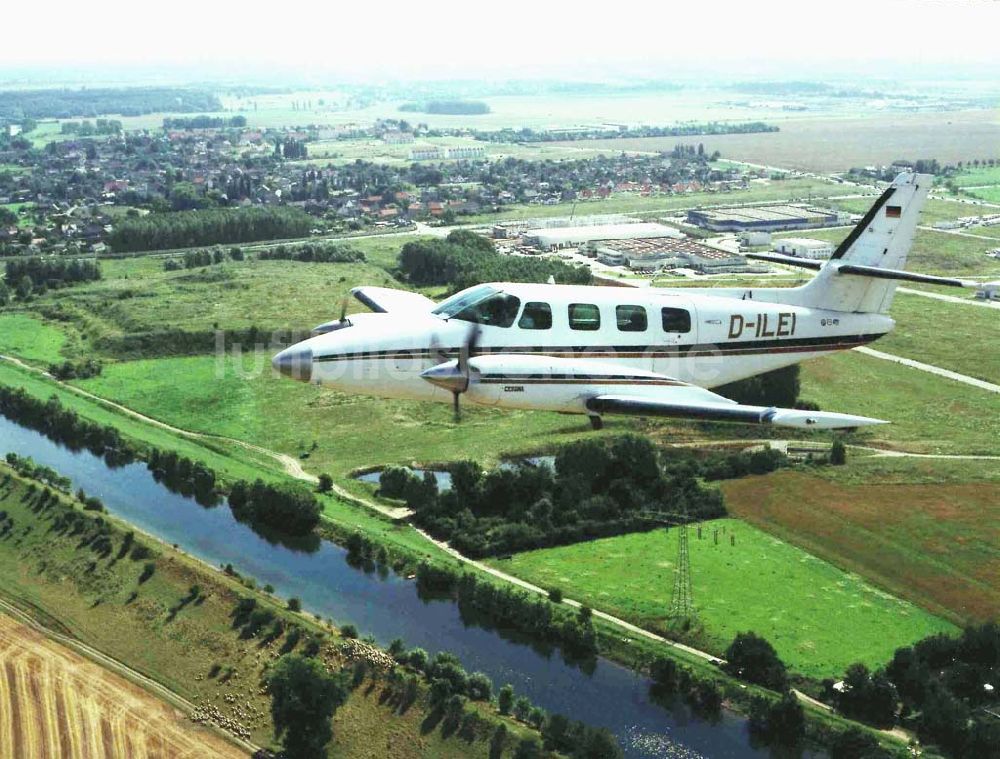 Leipzig von oben - Cessna 310 beim Anflug auf den Flughafen Leipzig