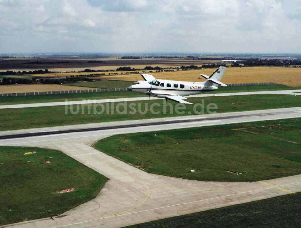 Leipzig aus der Vogelperspektive: Cessna 310 beim Anflug auf den Flughafen Leipzig