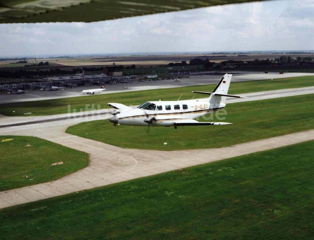 Luftbild Leipzig - Cessna 310 beim Anflug auf den Flughafen Leipzig