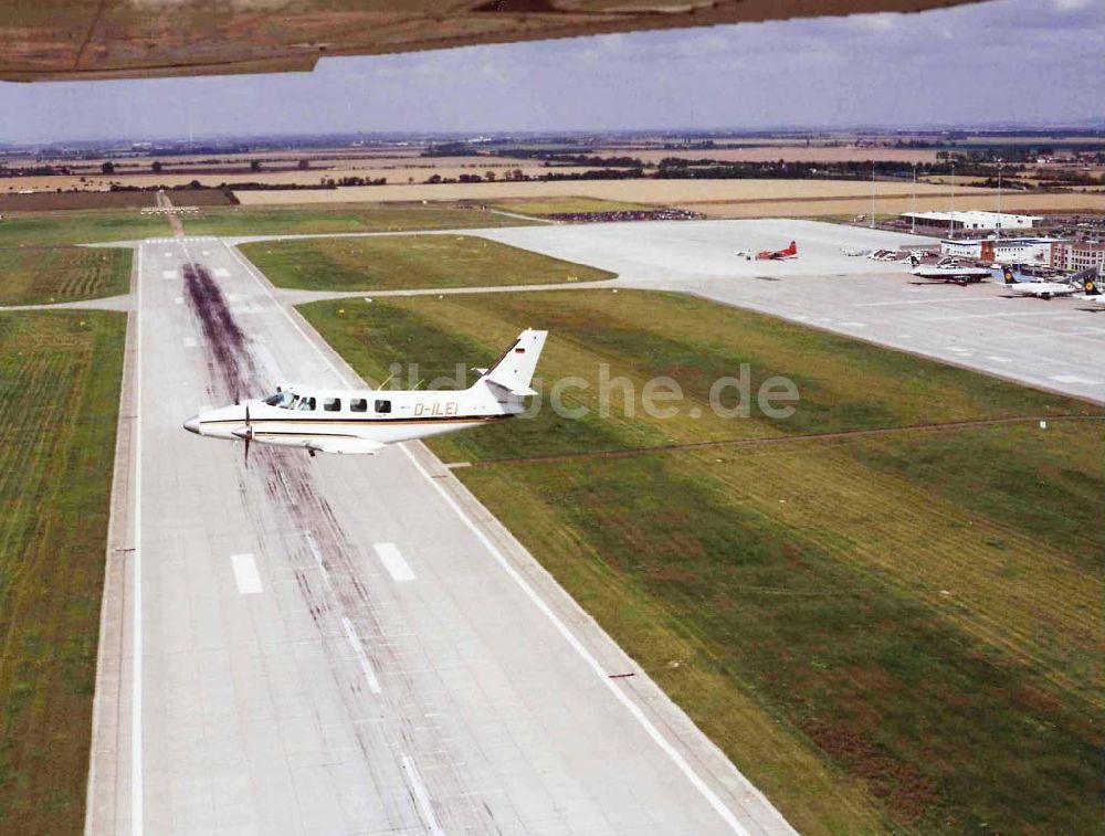 Luftaufnahme Leipzig - Cessna 310 beim Anflug auf den Flughafen Leipzig