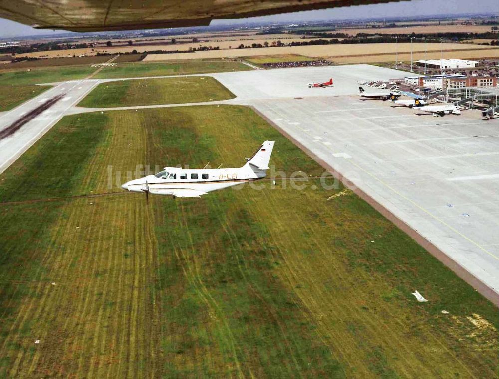 Leipzig von oben - Cessna 310 beim Anflug auf den Flughafen Leipzig