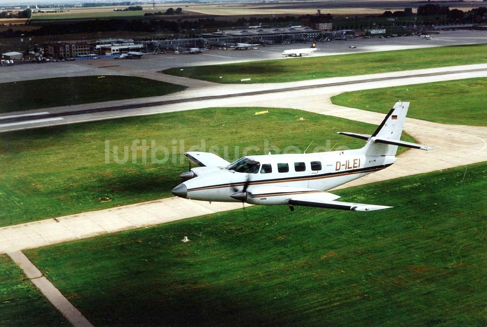 Leipzig aus der Vogelperspektive: Cessna 310 beim Anflug auf den Flughafen Leipzig