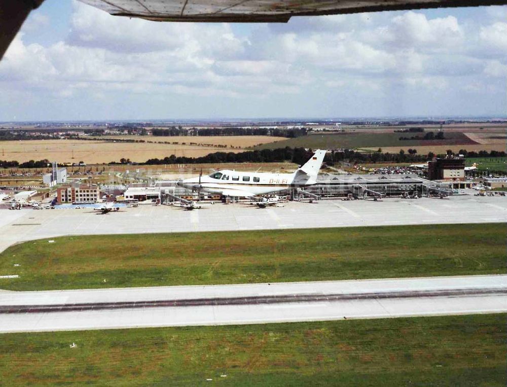 Luftbild Leipzig - Cessna 310 beim Anflug auf den Flughafen Leipzig