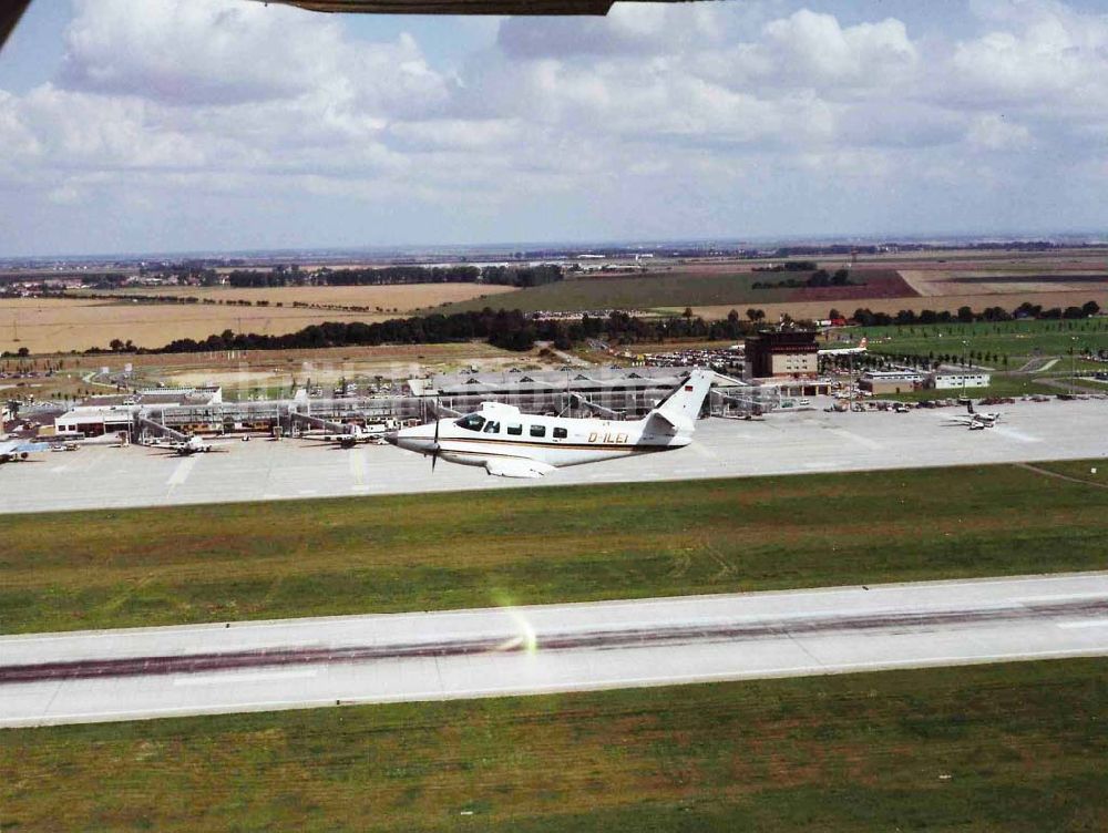 Luftaufnahme Leipzig - Cessna 310 beim Anflug auf den Flughafen Leipzig