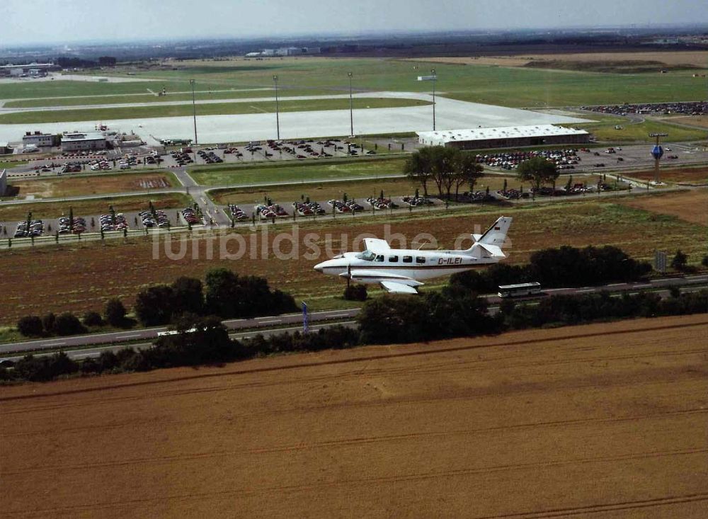 Leipzig von oben - Cessna 310 beim Anflug auf den Flughafen Leipzig