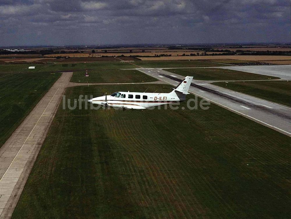 Luftbild Leipzig - Cessna 310 beim Anflug auf den Flughafen Leipzig