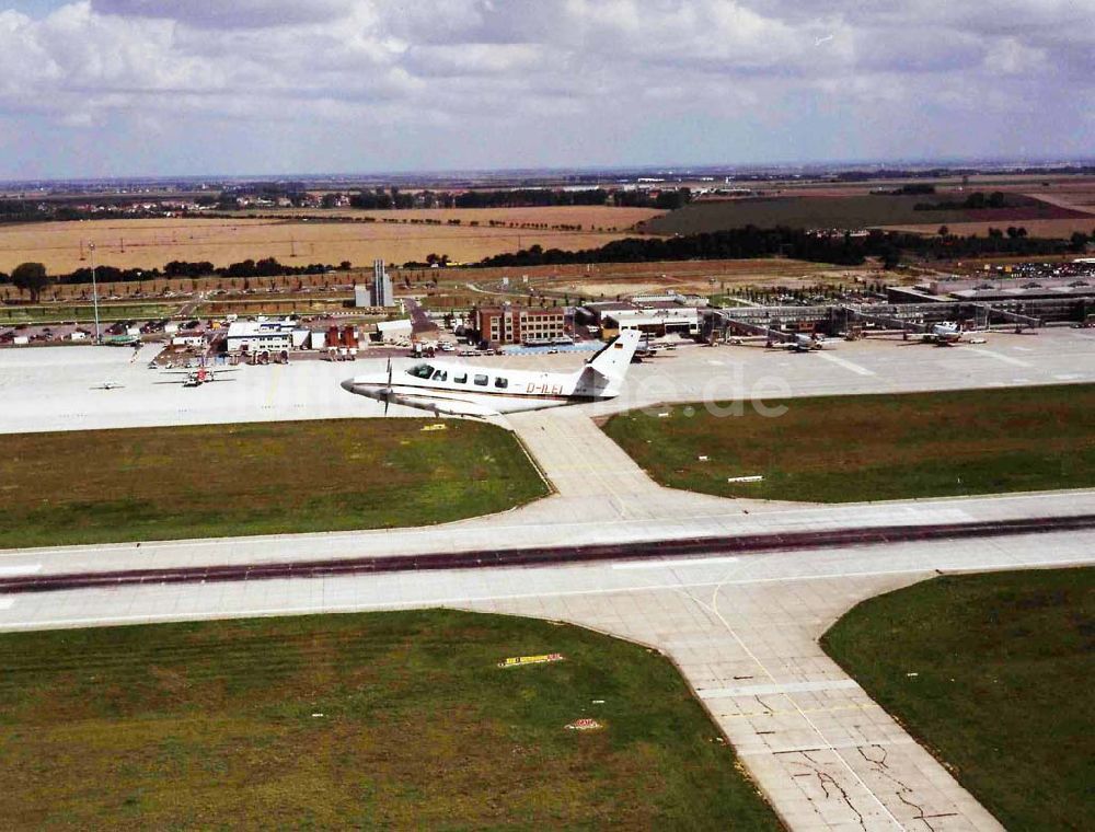 Luftaufnahme Leipzig - Cessna 310 beim Anflug auf den Flughafen Leipzig