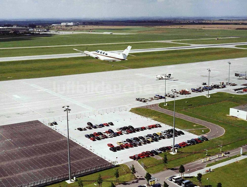 Leipzig von oben - Cessna 310 beim Anflug auf den Flughafen Leipzig