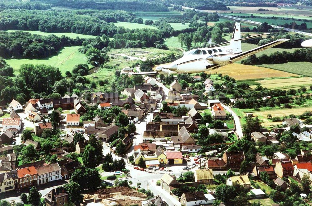 Luftaufnahme Leipzig - Cessna 310 über Schkeuditz beim Anflug auf den Flughafen Leipzig / Sachsen.