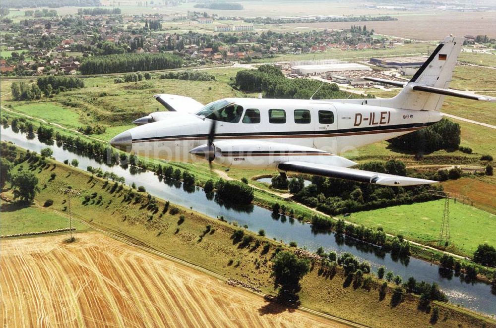 Leipzig aus der Vogelperspektive: Cessna 310 über Schkeuditz beim Anflug auf den Flughafen Leipzig / Sachsen.