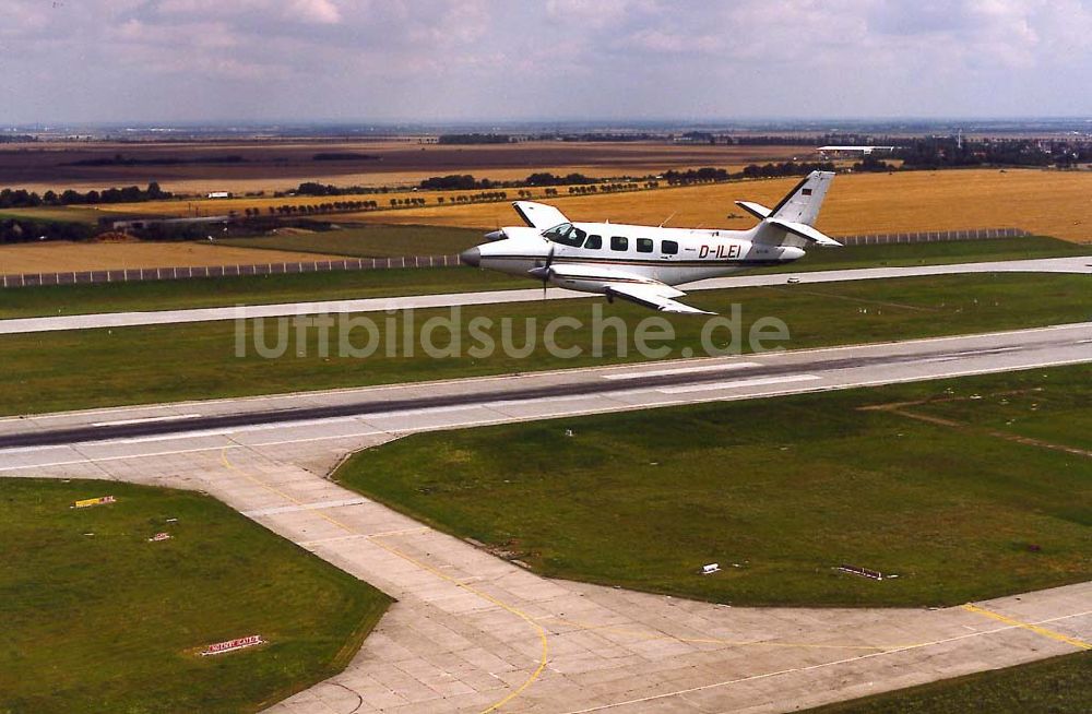 Schkeuditz bei Leipzig von oben - Cessna 310 im Überflug auf dem Flughafen Halle-Leipzig in Schkeuditz.