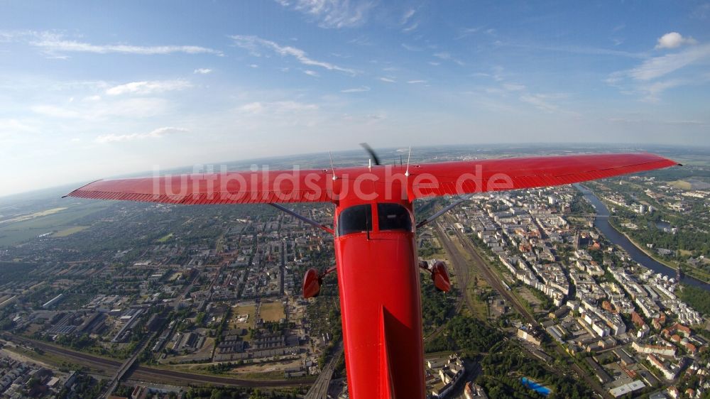 Luftaufnahme Magdeburg - Cessna 172 D-EGYC der Agentur euroluftbild.de beim Flug über das Stadtgebiet in Magdeburg im Bundesland Sachsen-Anhalt