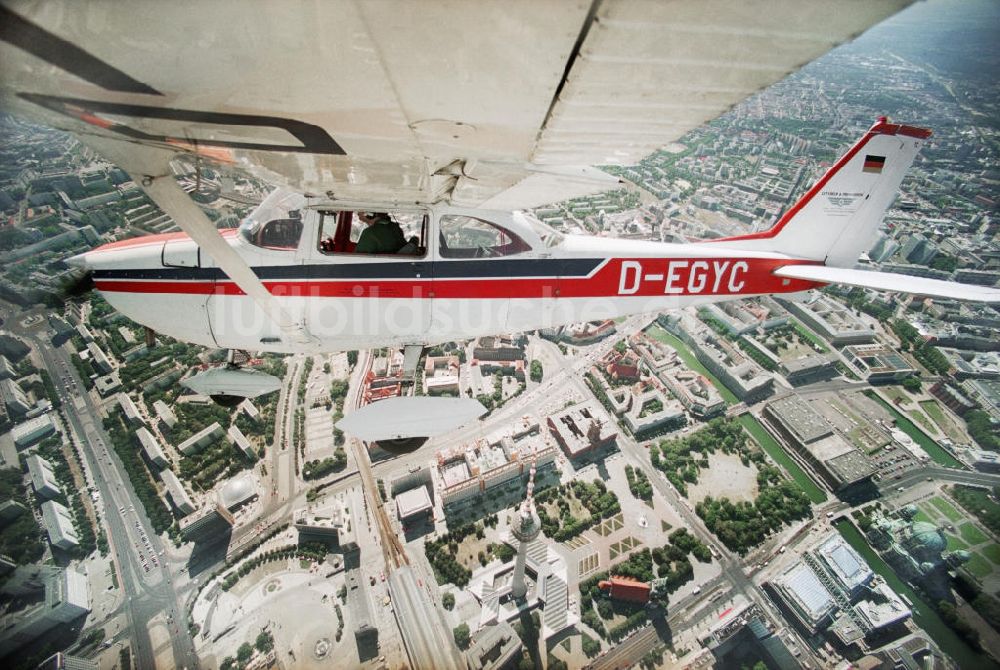 Luftbild Berlin - Cessna 172 (D-EGYC) der Agentur euroluftbild.de über dem Stadtzentrum von Berlin-Mitte