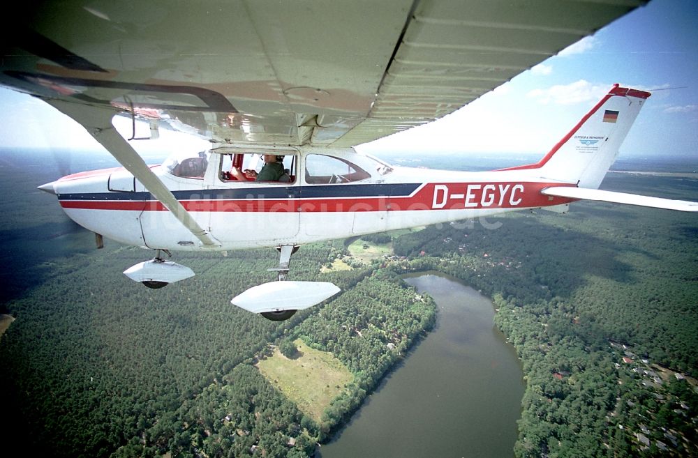 Strausberg aus der Vogelperspektive: Cessna 172 D-EGYC der Agentur euroluftbild.de im Fluge über Strausberg im Bundesland Brandenburg, Deutschland