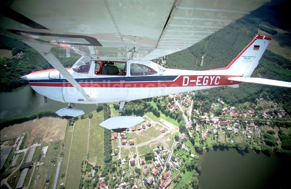 Luftbild Strausberg - Cessna 172 D-EGYC der Agentur euroluftbild.de im Fluge über Strausberg im Bundesland Brandenburg, Deutschland