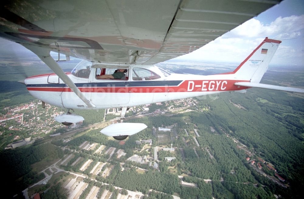 Luftaufnahme Strausberg - Cessna 172 D-EGYC der Agentur euroluftbild.de im Fluge über Strausberg im Bundesland Brandenburg, Deutschland