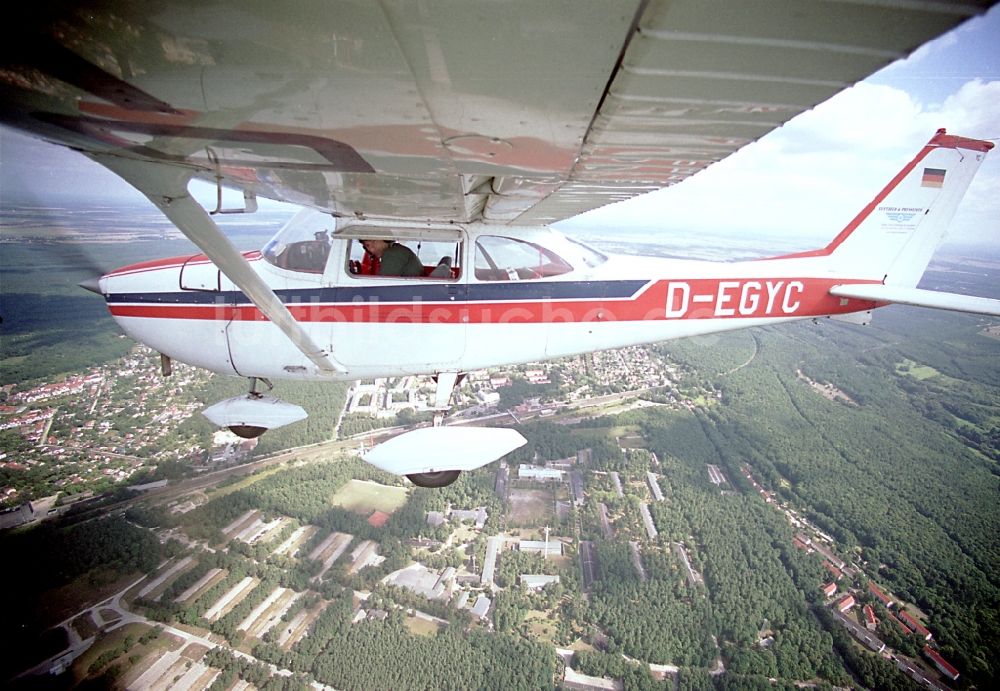 Strausberg von oben - Cessna 172 D-EGYC der Agentur euroluftbild.de im Fluge über Strausberg im Bundesland Brandenburg, Deutschland