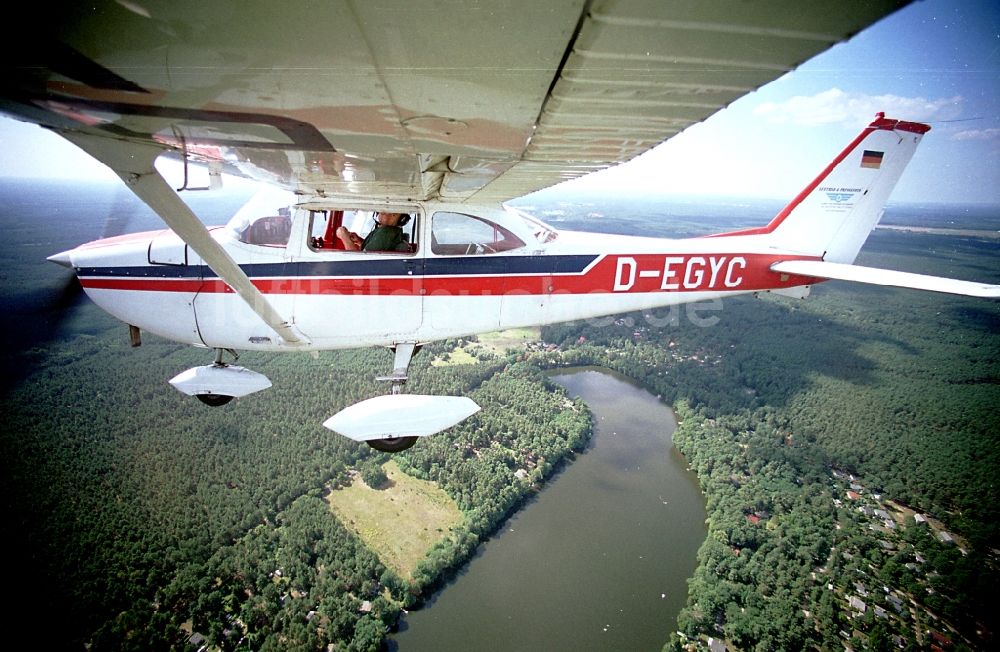 Strausberg aus der Vogelperspektive: Cessna 172 D-EGYC der Agentur euroluftbild.de im Fluge über Strausberg im Bundesland Brandenburg, Deutschland