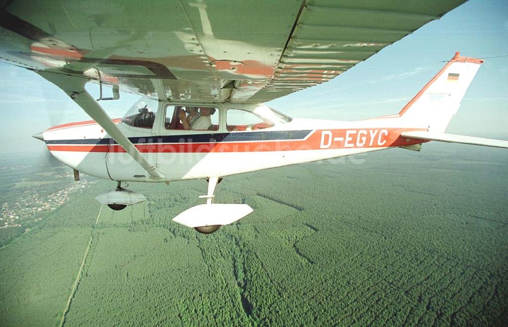 Brand / BRB aus der Vogelperspektive: Cessna 172 D-EGYC bei einem Luftbildflug über dem Bereich Brand in Brandenburg