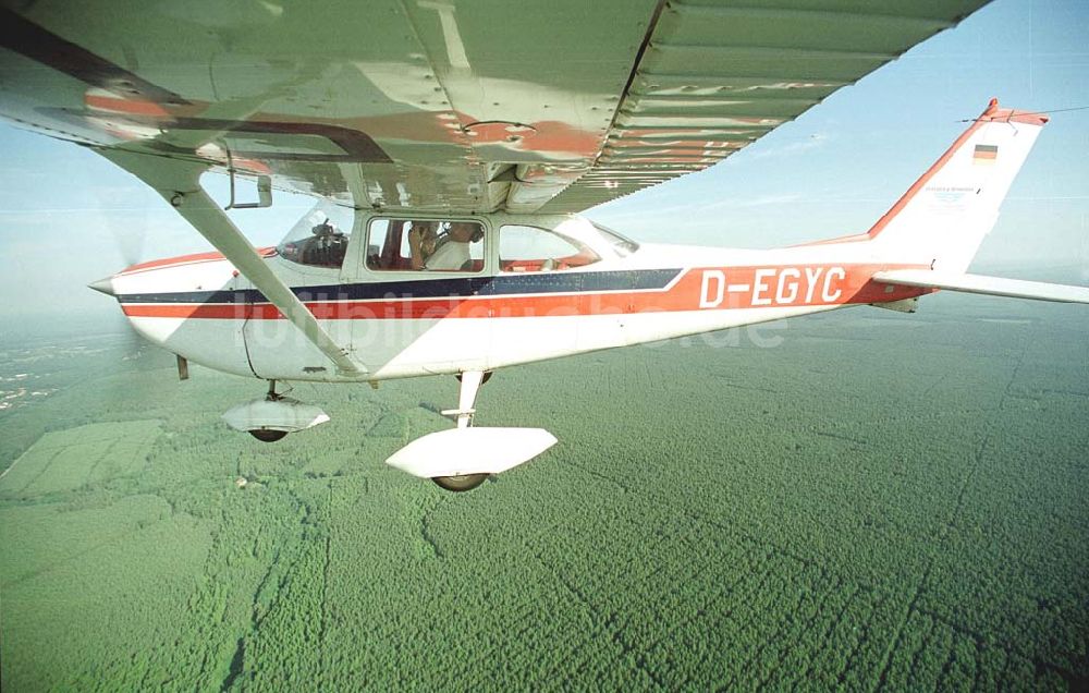 Luftaufnahme Brand / BRB - Cessna 172 D-EGYC bei einem Luftbildflug über dem Bereich Brand in Brandenburg