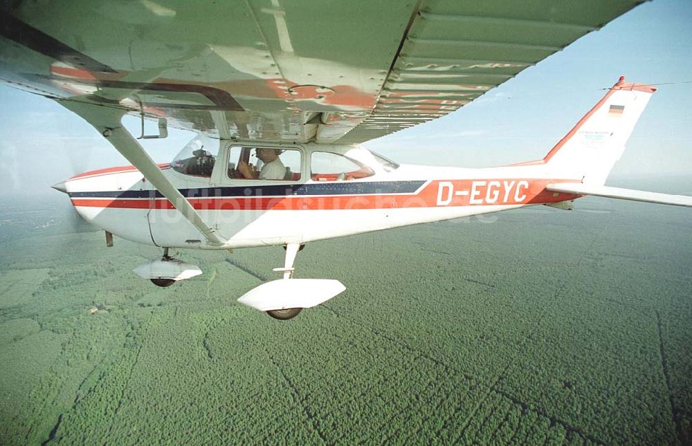 Brand / BRB aus der Vogelperspektive: Cessna 172 D-EGYC bei einem Luftbildflug über dem Bereich Brand in Brandenburg