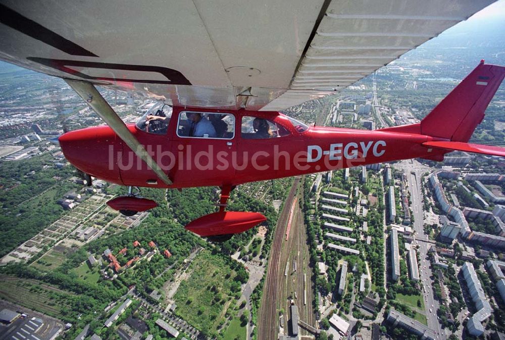 Berlin aus der Vogelperspektive: Cessna 172 D-EGYC bei einem Luftbildflug über Berlin- Hohenschönhausen