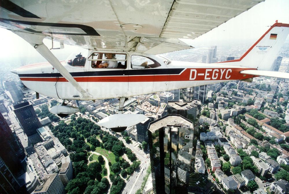 Frankfurt am Main von oben - Cessna 172 D-EGYC bei einem Luftbildflug über Frankfurt