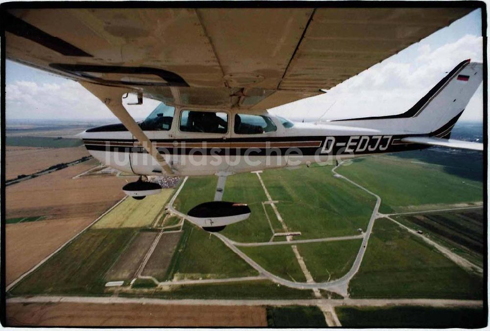 Leipzig aus der Vogelperspektive: Cessna 172 auf einem Überlandflug bei Leipzig am Schkeuditzer Kreuz