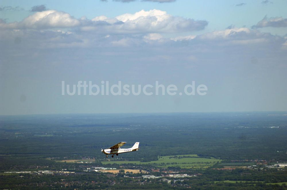 Luftbild Hamburg - Cessna 172 fliegt über Hamburg