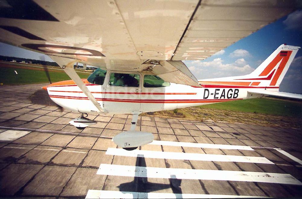 Brandis bei Leipzig von oben - Cessna 172 der Flugschule Leipzig im Landeanflug auf dem Flugplatz Brandis.