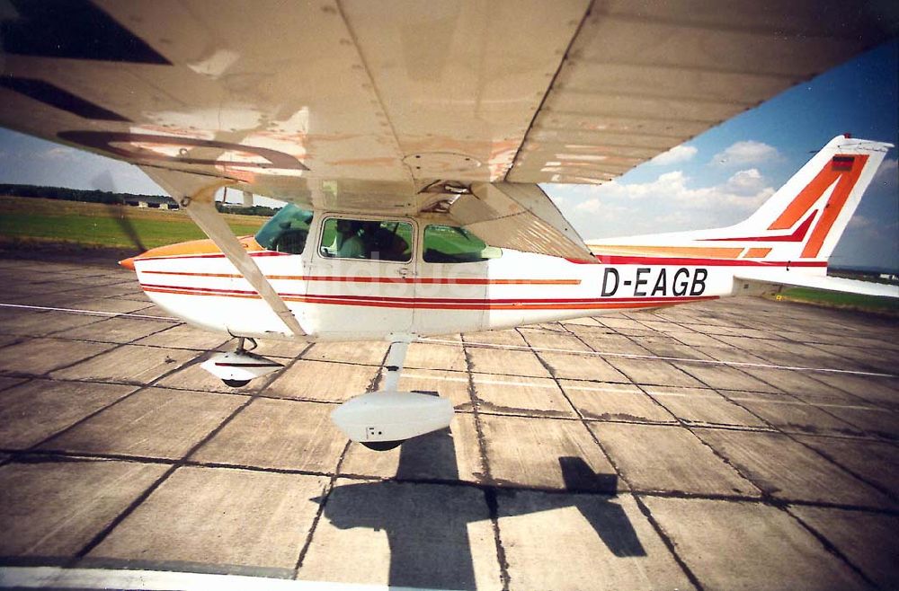 Brandis bei Leipzig aus der Vogelperspektive: Cessna 172 der Flugschule Leipzig im Landeanflug auf dem Flugplatz Brandis.