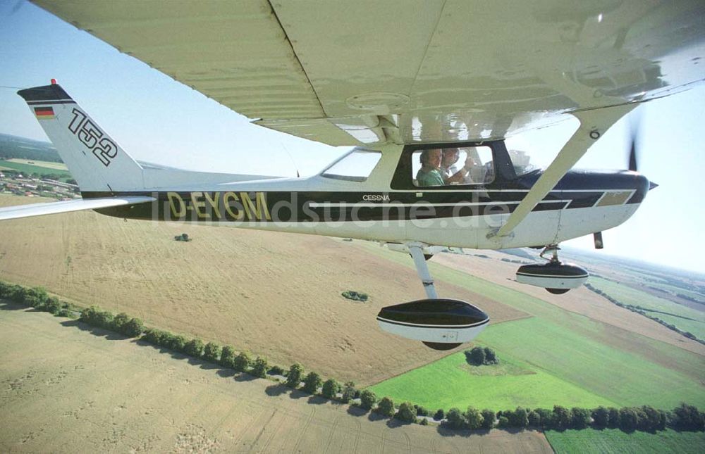 Luftbild Strausberg - Cessna 152 der Flugschule PEGASUS Strausberg im Abflug vom Flugplatz Strausberg.