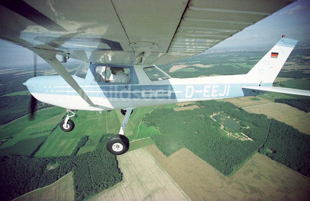 Luftbild Neuhausen bei Cottbus - Cessna 150 der Lausitz-Flug Gmbh beim Flug über Neuhausen.