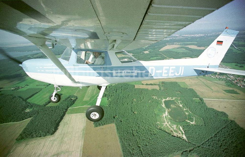 Luftaufnahme Neuhausen bei Cottbus - Cessna 150 der Lausitz-Flug Gmbh beim Flug über Neuhausen.