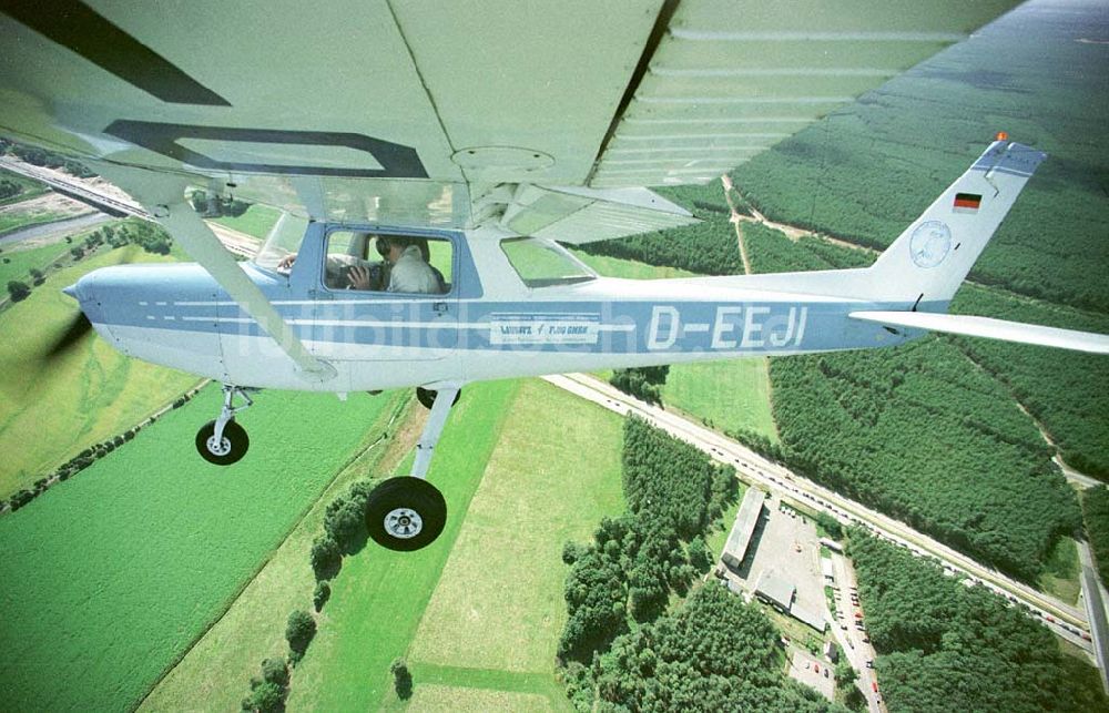 Neuhausen bei Cottbus aus der Vogelperspektive: Cessna 150 der Lausitz-Flug Gmbh beim Flug über Neuhausen.