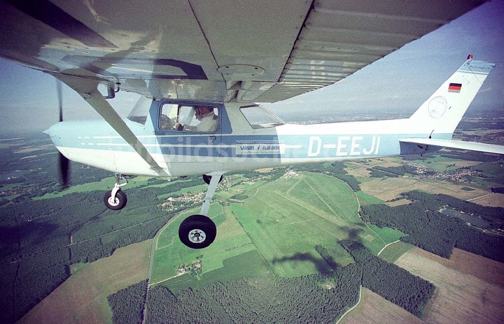 Luftbild Neuhausen bei Cottbus - Cessna 150 der Lausitz-Flug Gmbh beim Flug über Neuhausen.