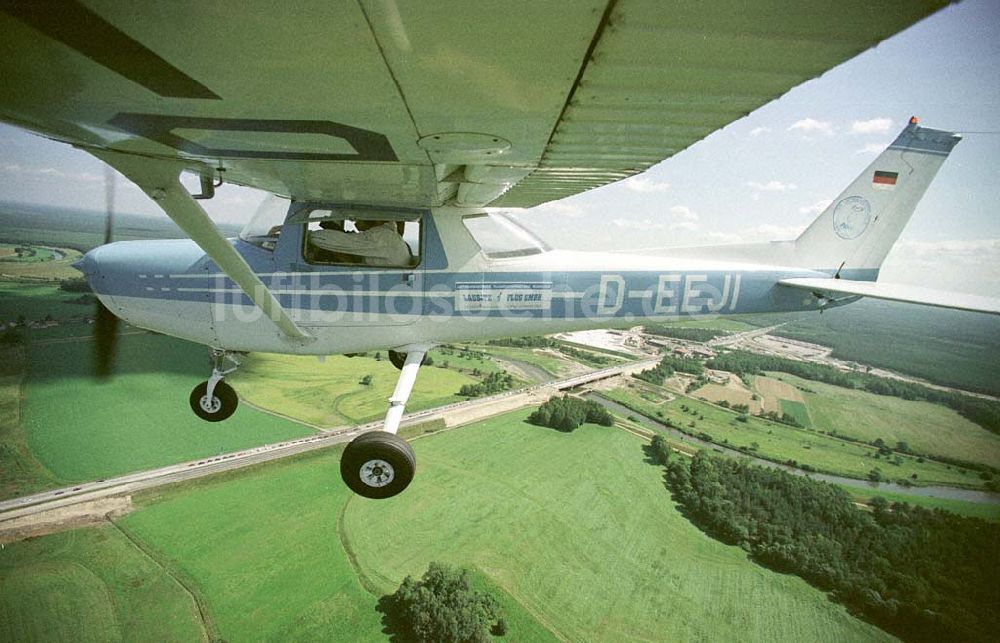 Luftaufnahme Neuhausen bei Cottbus - Cessna 150 der Lausitz-Flug Gmbh beim Flug über Neuhausen.