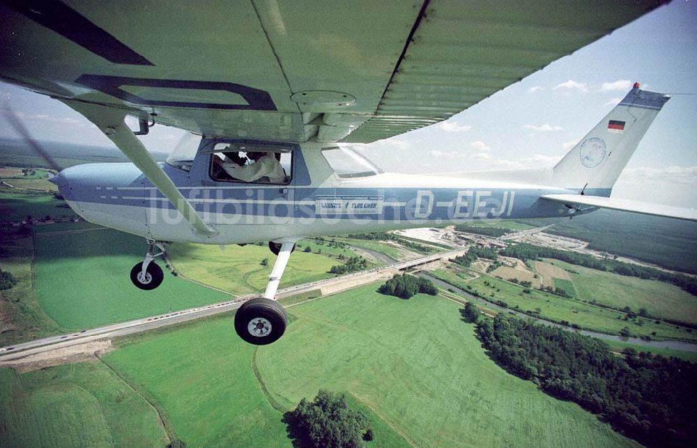 Neuhausen bei Cottbus von oben - Cessna 150 der Lausitz-Flug Gmbh beim Flug über Neuhausen.