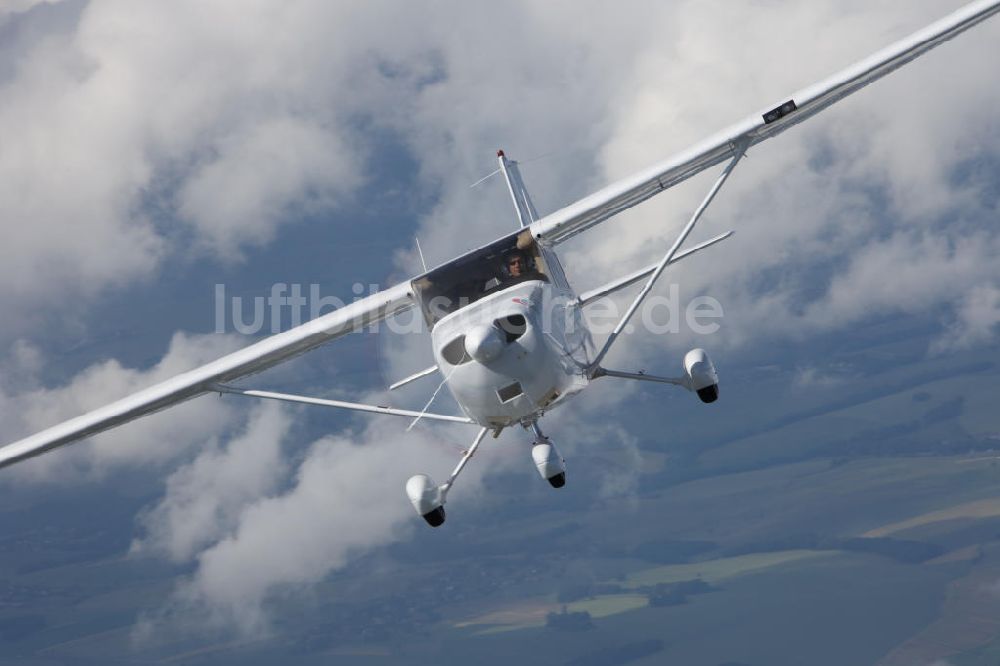 Altenburg aus der Vogelperspektive: Cessna 172 mit modernen Thielert Dieseltriebwerk über dem Flugplatz Altenburg-Nobitz